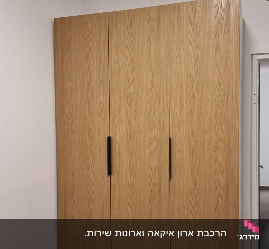 ארון עץ עם דלתות בחדר ריק